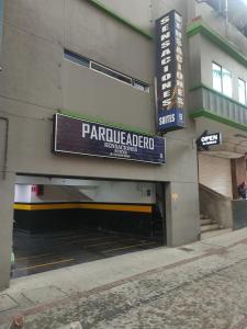 eine Parkgarage vor einem Gebäude in der Unterkunft HOTEL SENSACIONES SUITE in Medellín