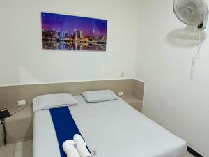 Bett in einem Zimmer mit Wandgemälde in der Unterkunft HOTEL SENSACIONES SUITE in Medellín