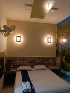 ein Schlafzimmer mit einem Bett mit Handtüchern darauf in der Unterkunft HOTEL SENSACIONES SUITE in Medellín