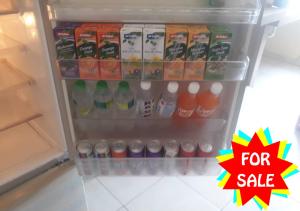 einen Kühlschrank voller Getränke und ein Verkaufsschild in der Unterkunft Homestay Cikgu Muaz in Kuala Kangsar