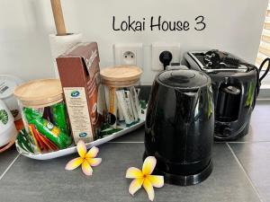 Příslušenství pro přípravu čaje a kávy v ubytování Lokai house