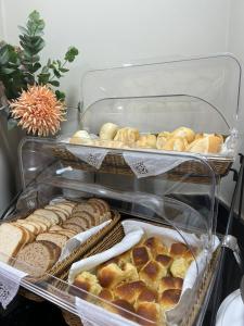 a display case filled with lots of different types of bread at Asa Hotel in Piracicaba