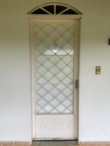uma porta branca numa parede branca em Pousada Capitour em São José da Barra