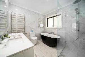 Koupelna v ubytování Lynwood Gardens + 18 fotografií