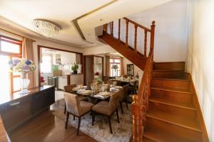 a dining room with a table and a staircase at Luxuoso duplex no Capivari in Campos do Jordão