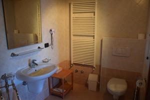 a bathroom with a sink and a toilet at Agriturismo Domus Rustica in Cormòns