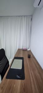 Habitación con escritorio y ordenador portátil en el suelo de madera. en Casa do Píer, en Governador Celso Ramos 80 fotos más