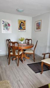 Plaza Brintrup في بورتو فاراس: غرفة طعام مع طاولة وكراسي خشبية