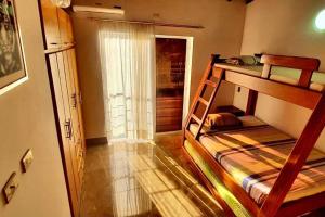 Habitación con 2 literas en una habitación en Sol, piscina y jacuzzi privados., en Medellín