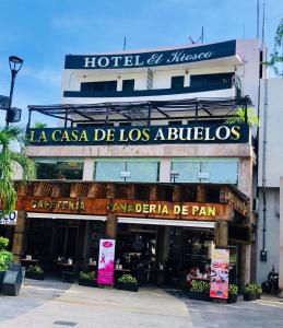 a hotel with a sign that reads la casa de los lobos at Hotel zócalo abuelos in Acapulco