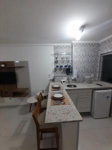 Apartamento Aconchegante في ساو لورينسو: مطبخ بطاولة وقمة كونتر