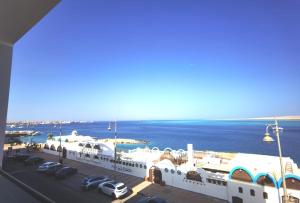 widok na duży biały budynek obok wody w obiekcie Felfela View w mieście Hurghada