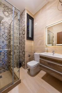 W łazience znajduje się toaleta, umywalka i prysznic. w obiekcie Felfela View w mieście Hurghada
