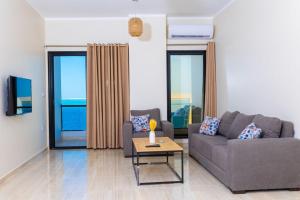 un soggiorno con divano e tavolo di Felfela View a Hurghada