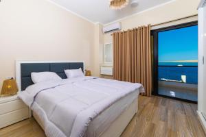 sypialnia z dużym łóżkiem i dużym oknem w obiekcie Felfela View w mieście Hurghada