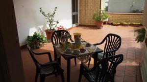 マテーラにあるCasa Bilu'の植物のあるパティオ(テーブル、椅子付)
