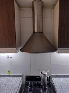 una cocina con fogones y una olla. en Montaña Sol Malbec, en Ciudad Lujan de Cuyo