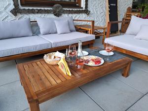 a coffee table with a plate of food and glasses of wine at Enzian Top 2 - O SOLE MIO in Bad Kleinkirchheim