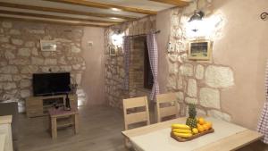 TV a/nebo společenská místnost v ubytování Apartments Dvor
