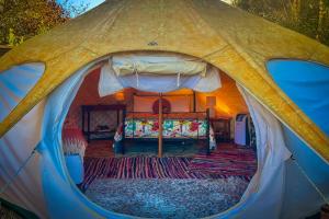 ワイトモ・ケーブスにあるTe Tiro Accommodationのベッド付きの大型テント