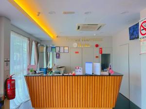 una sala de baile con barra y una señal en Double Happiness Hotel, en Seri Manjung