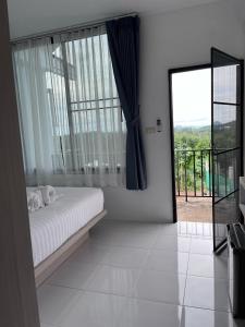 White Seaview Residence客房内的一张或多张床位