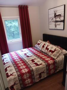 una camera con letto con tenda rossa di L'acre de paix a Duhamel