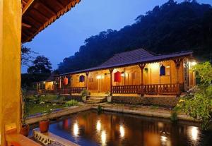 ein Gebäude mit einem Fluss davor in der Unterkunft Rumah Lembah Bogor 