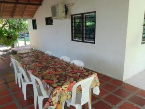 una mesa con sillas y un mantel. en Mágica Cabaña familiar cerca al mar, en Coveñas