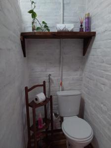 uma casa de banho com WC e uma prateleira por cima em Chalé Rustic House 2 Com hidromassagem em Campos do Jordão