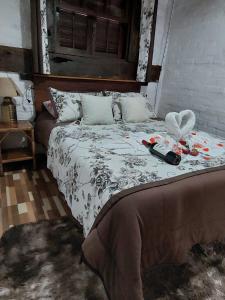 A bed or beds in a room at Chalé Rustic House 2 Com hidromassagem