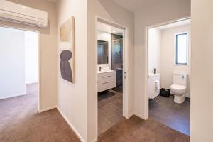 ein Badezimmer mit Toilette und Waschbecken in der Unterkunft Elevated Mountain Views in Wanaka