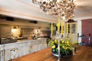 una cocina con una mesa con flores amarillas. en Villa Nova by PosarelliVillas, en Rosennano