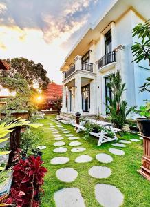 a pathway in front of a house with a building at Palm&Ocean Canggu in Canggu