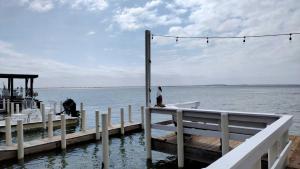 サウス・パドレ・アイランドにあるSandcastle 201B Condominium Condoの水の横の桟橋