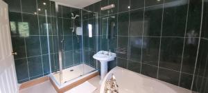 a bathroom with a sink and a toilet and a tub at Farmhouse: Beautiful rural location. London from 60 minutes. in Ashford +33 photos
