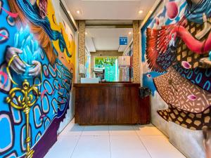 um átrio com pinturas coloridas nas paredes em Tetris Container Hostel em Foz do Iguaçu