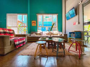 uma sala de estar com um sofá e uma mesa em Tetris Container Hostel em Foz do Iguaçu