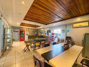 uma cozinha com mesa e cadeiras num quarto em Tetris Container Hostel em Foz do Iguaçu