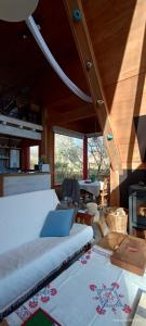 1 dormitorio con 2 camas en una habitación con mesa en Jardines del Este en San Carlos de Bariloche
