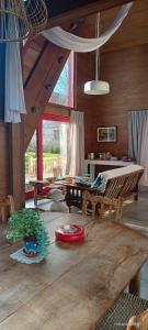 una habitación con una mesa de madera con un frisbee rojo. en Jardines del Este en San Carlos de Bariloche