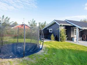 un canestro da basket nel cortile di una casa di Holiday home Grenaa LI a Grenå