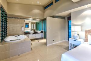 Koupelna v ubytování Edge Apartments on Hamilton Island by HIHA + 37 fotografií