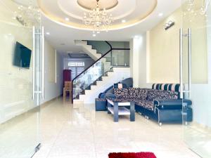sala de estar con sofá y escalera en ĐÀ LẠT XINH, en Da Lat