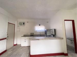 - une cuisine avec un comptoir et un évier dans la chambre dans l'établissement Beach Road Apartments, à Matabungkay