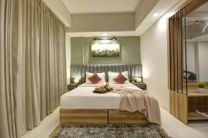 um quarto com uma cama grande num quarto em Saltstayz Premier - Golf Course Extension Road em Gurgaon