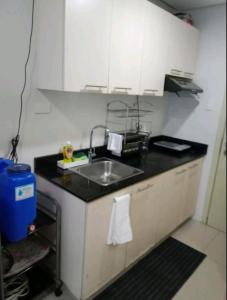 a kitchen with a sink and a counter top at Jimi's Place in SMDC Katipunan Blue Residence in Manila