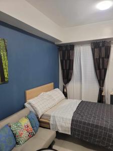 Katil atau katil-katil dalam bilik di Jimi's Place in SMDC Katipunan Blue Residence