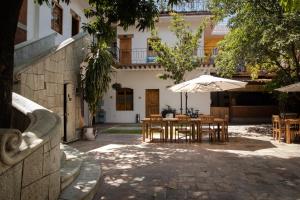 un patio con mesa y sombrilla en NaNa Vida Hotel Oaxaca en Oaxaca de Juárez