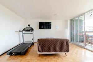 Μια τηλεόραση ή/και κέντρο ψυχαγωγίας στο Habitación c/baño independiente, a unos min del Centro Histórico